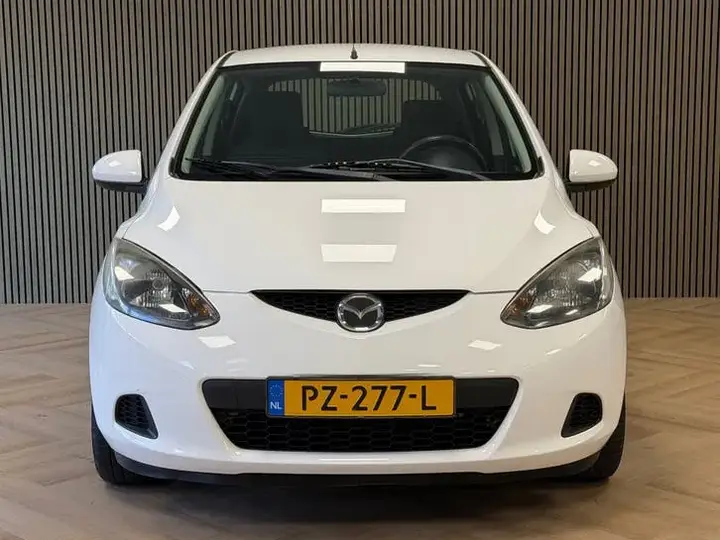 Mazda 2 2011 photo 2
