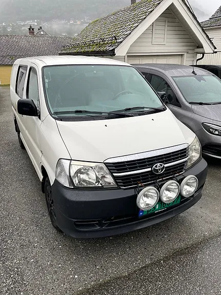 Toyota Hiace 2011 photo 3