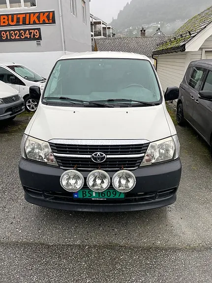 Toyota Hiace 2011 photo 2