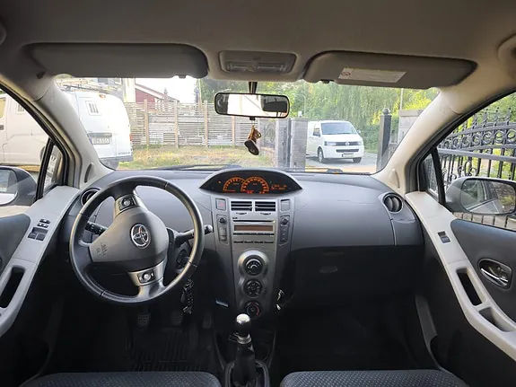 Toyota Yaris 2010 photo 3