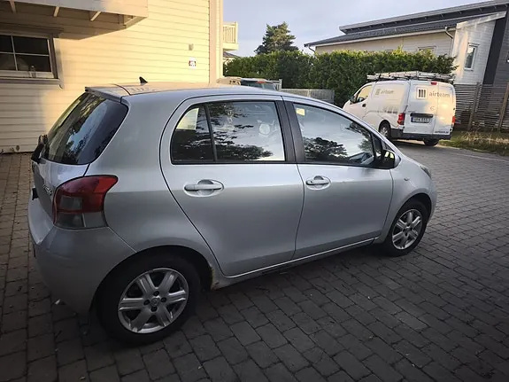Toyota Yaris 2010 photo 2