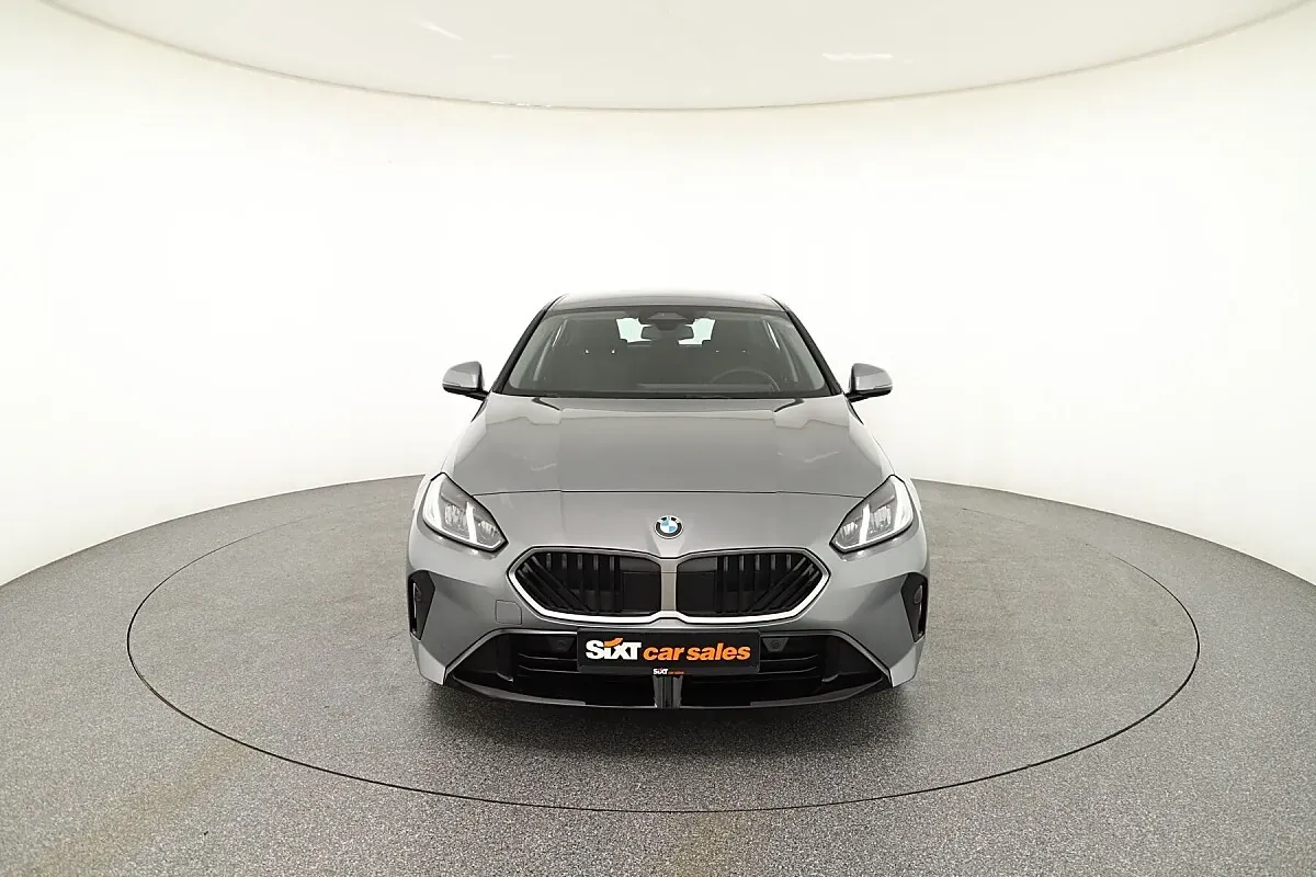 BMW 1 Series 2025 photo 2