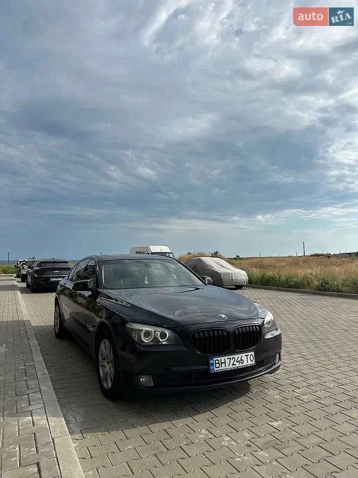 BMW 7 Series 2011 photo 2