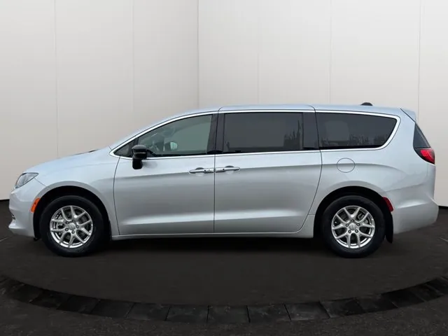 Chrysler Grand Caravan 2026 photo 2