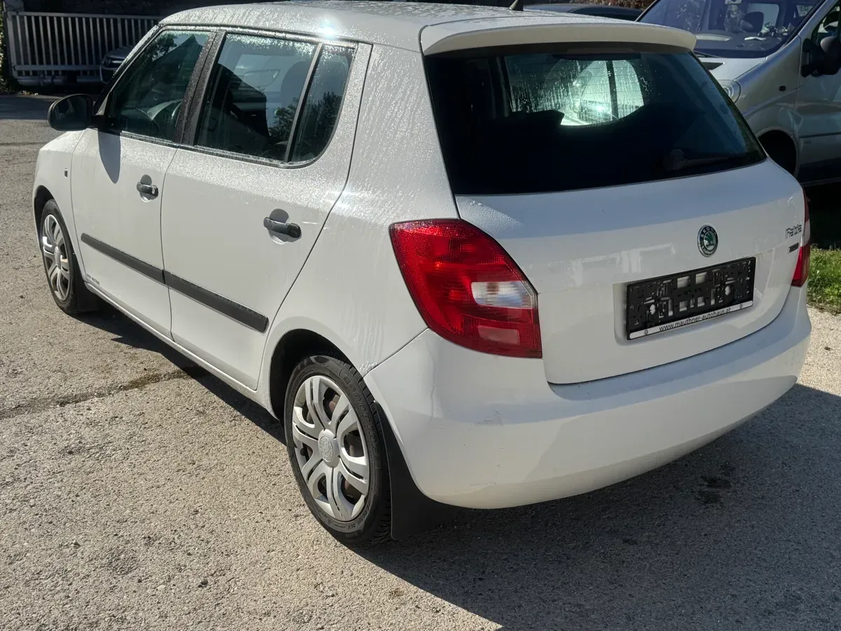 Skoda Fabia 2011 photo 2