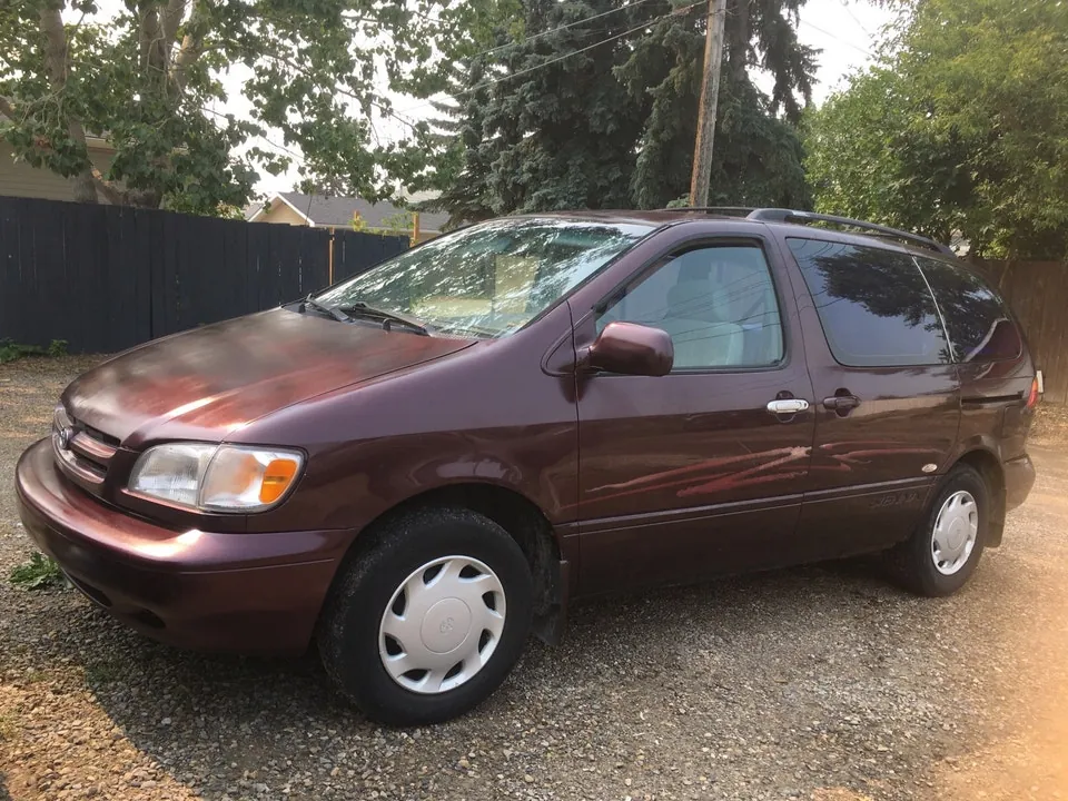 Toyota Sienna 2000 photo 3