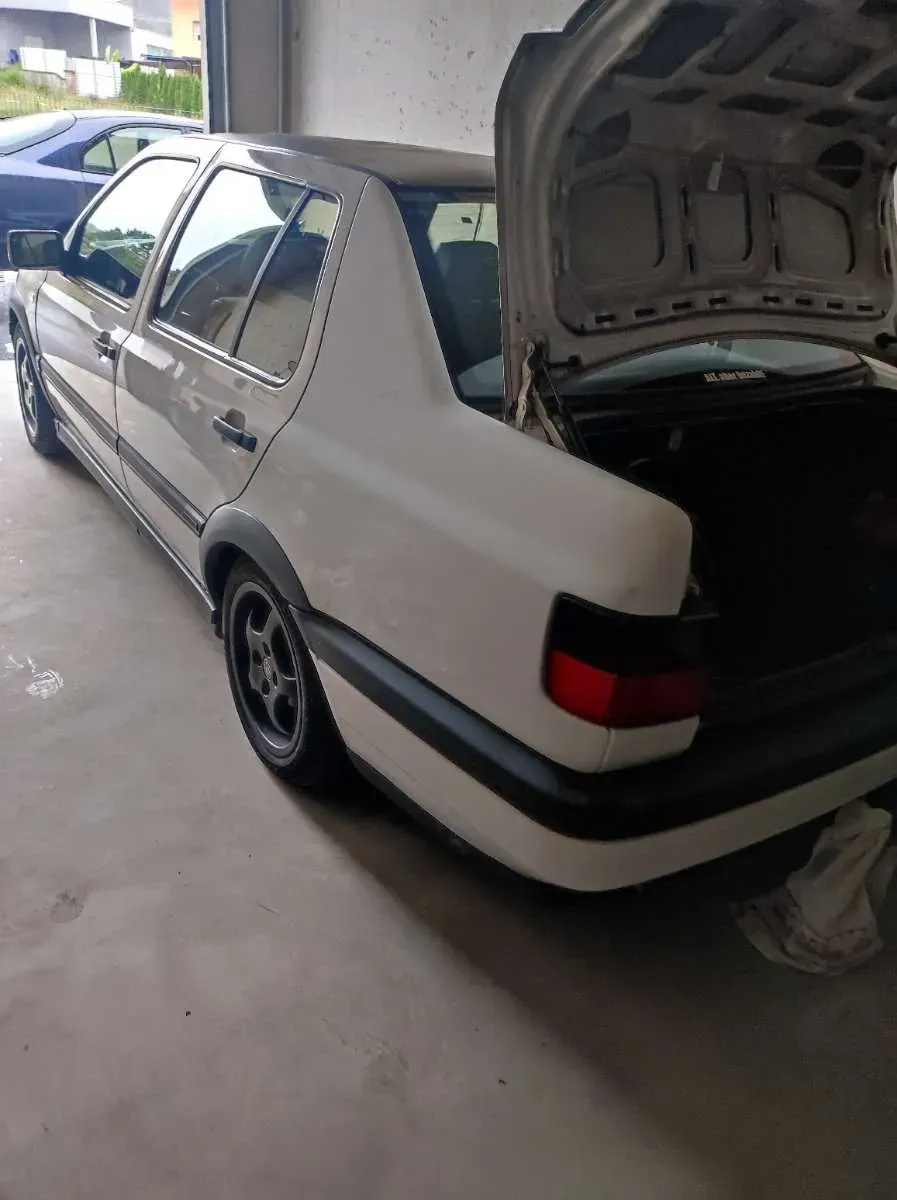Volkswagen Vento 1996 photo 2
