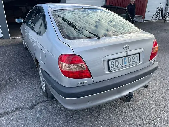 Toyota Avensis 2000 photo 4