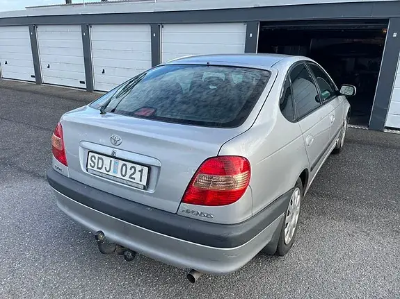 Toyota Avensis 2000 photo 3