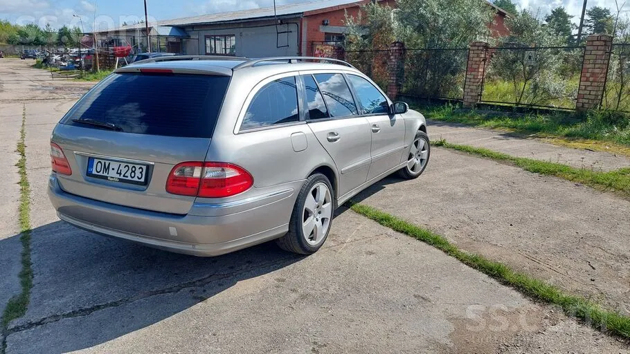 Mercedes-Benz E220 2005 photo 2