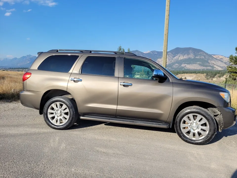 Toyota Sequoia 2010 photo 2