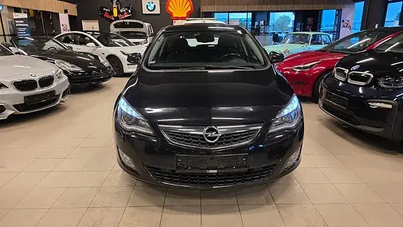 Opel Astra 2010 photo 2