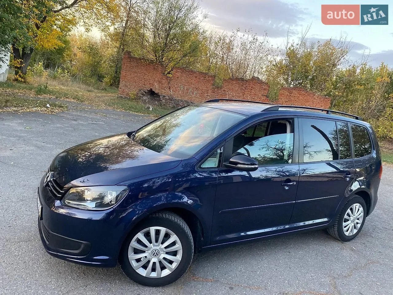 Volkswagen Touran 2011 photo 2