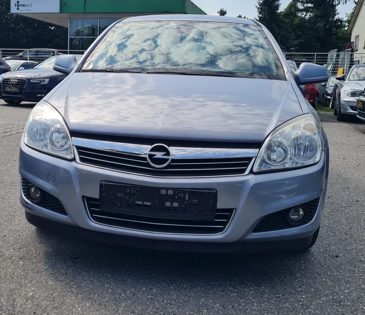 Opel Astra 2009 photo 2