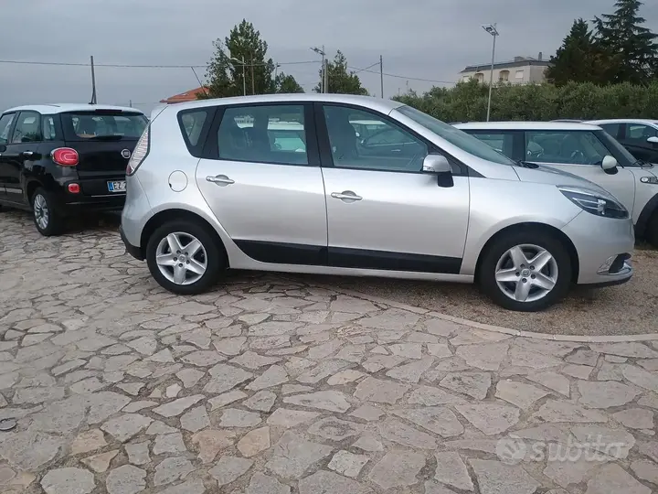 Renault Scenic 2012 photo 2
