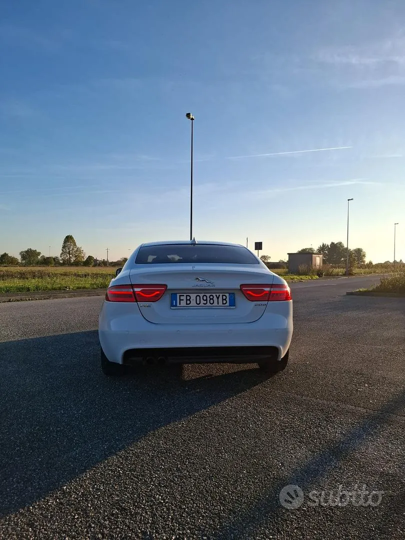 Jaguar Xe 2016 photo 3