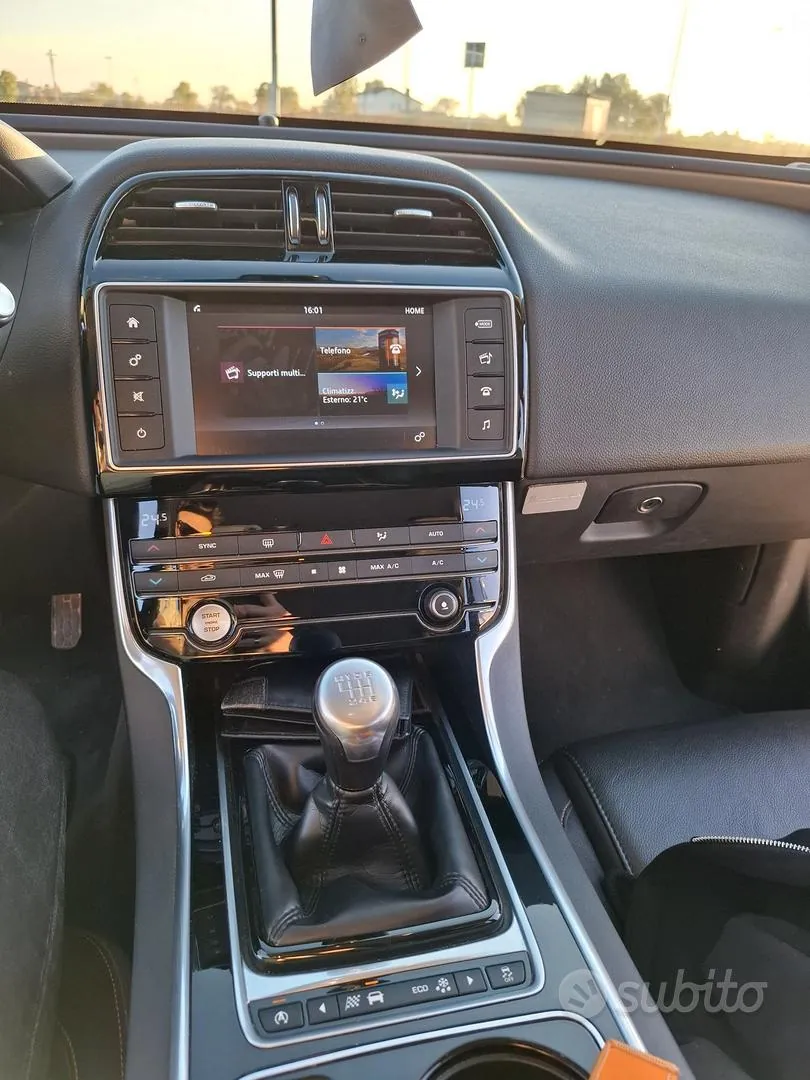 Jaguar Xe 2016 photo 4