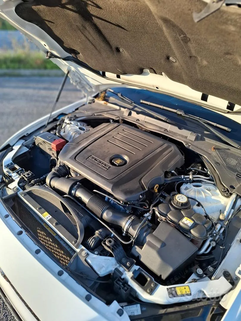 Jaguar Xe 2016 photo 5