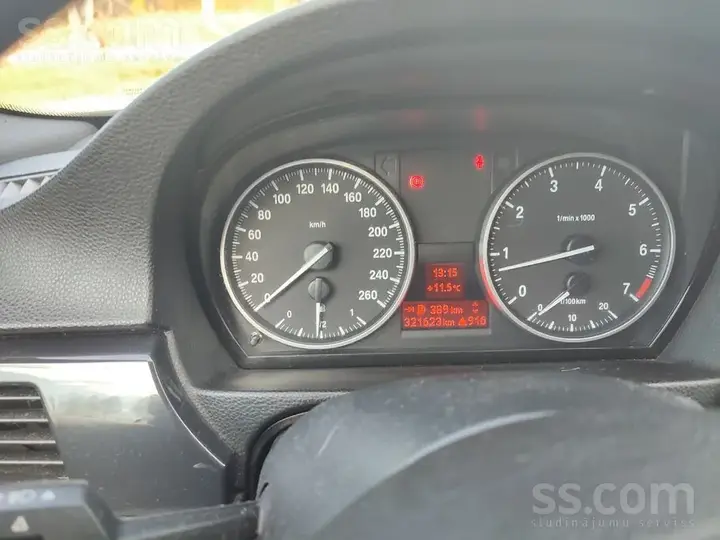 BMW 318 2011 photo 3