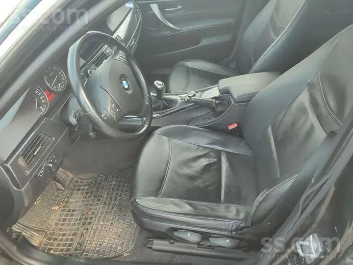 BMW 318 2011 photo 2