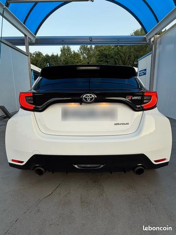 Toyota Yaris 2022 photo 2