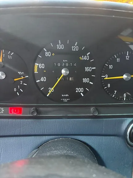 Mercedes-Benz 230 E 1982 photo 2