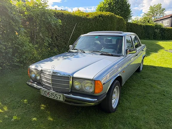 Mercedes-Benz 230 E 1982 photo 3