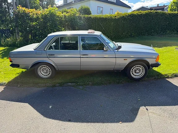 Mercedes-Benz 230 E 1982 photo 4