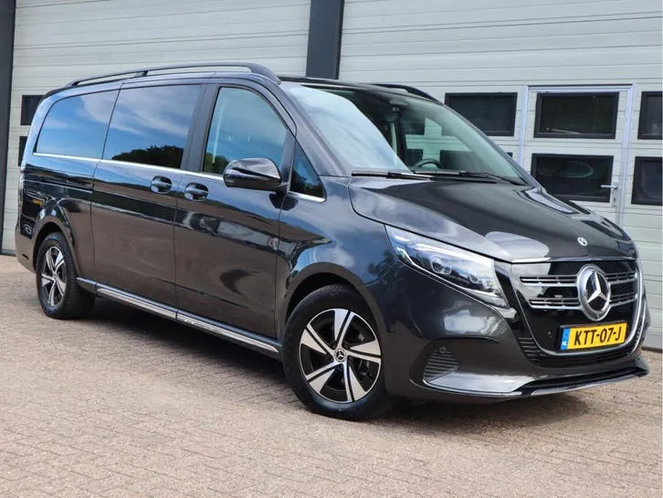Mercedes-Benz Eqv 2025 photo 2