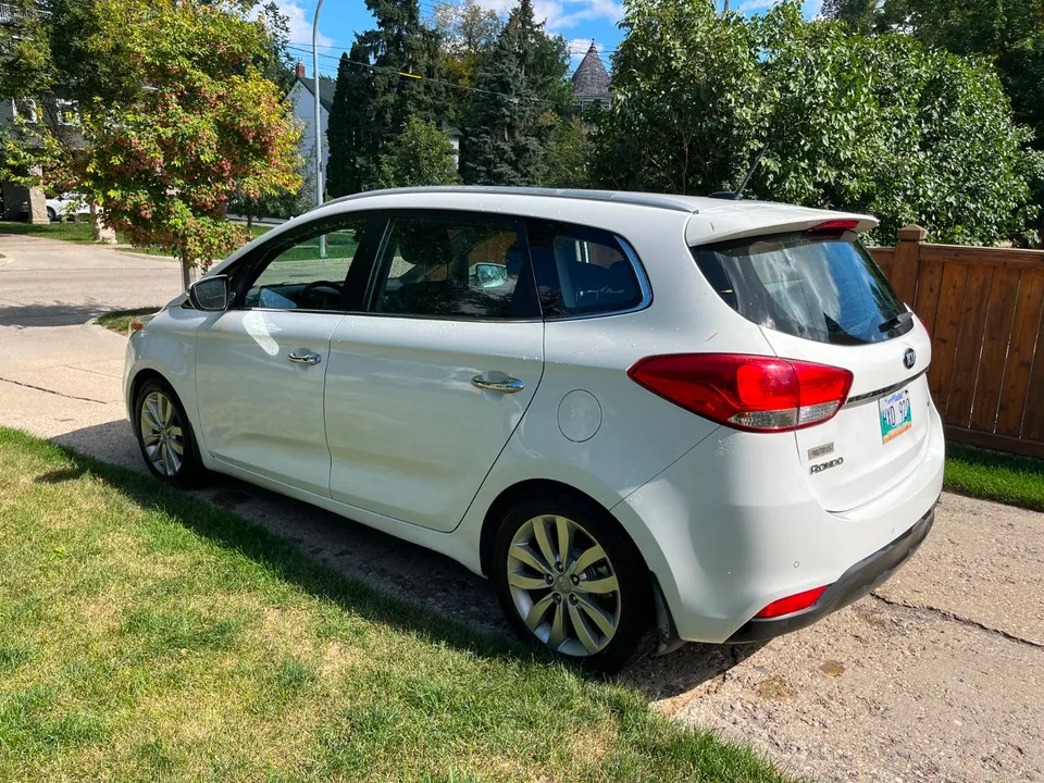 Kia Rondo 2015 photo 4