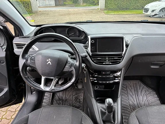 Peugeot 208 2015 photo 5