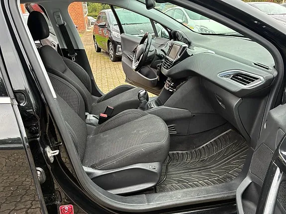 Peugeot 208 2015 photo 4