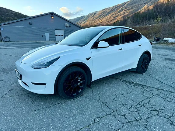 Tesla Model Y 2023 photo 3