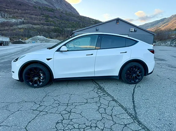 Tesla Model Y 2023 photo 4