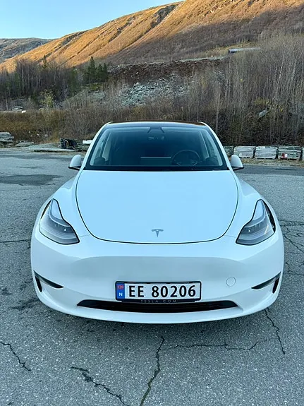 Tesla Model Y 2023 photo 2