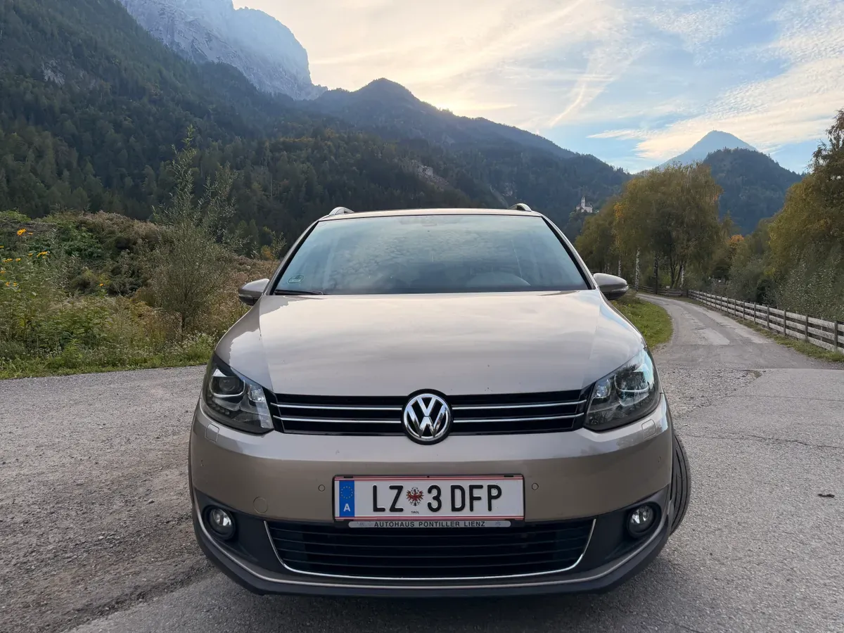 Volkswagen Touran 2013 photo 2