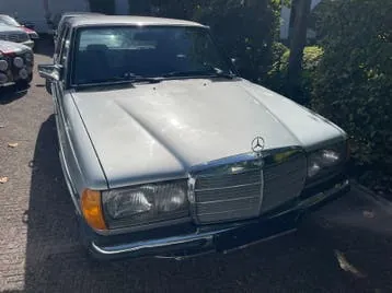 Mercedes-Benz 230 E 1981 photo 2