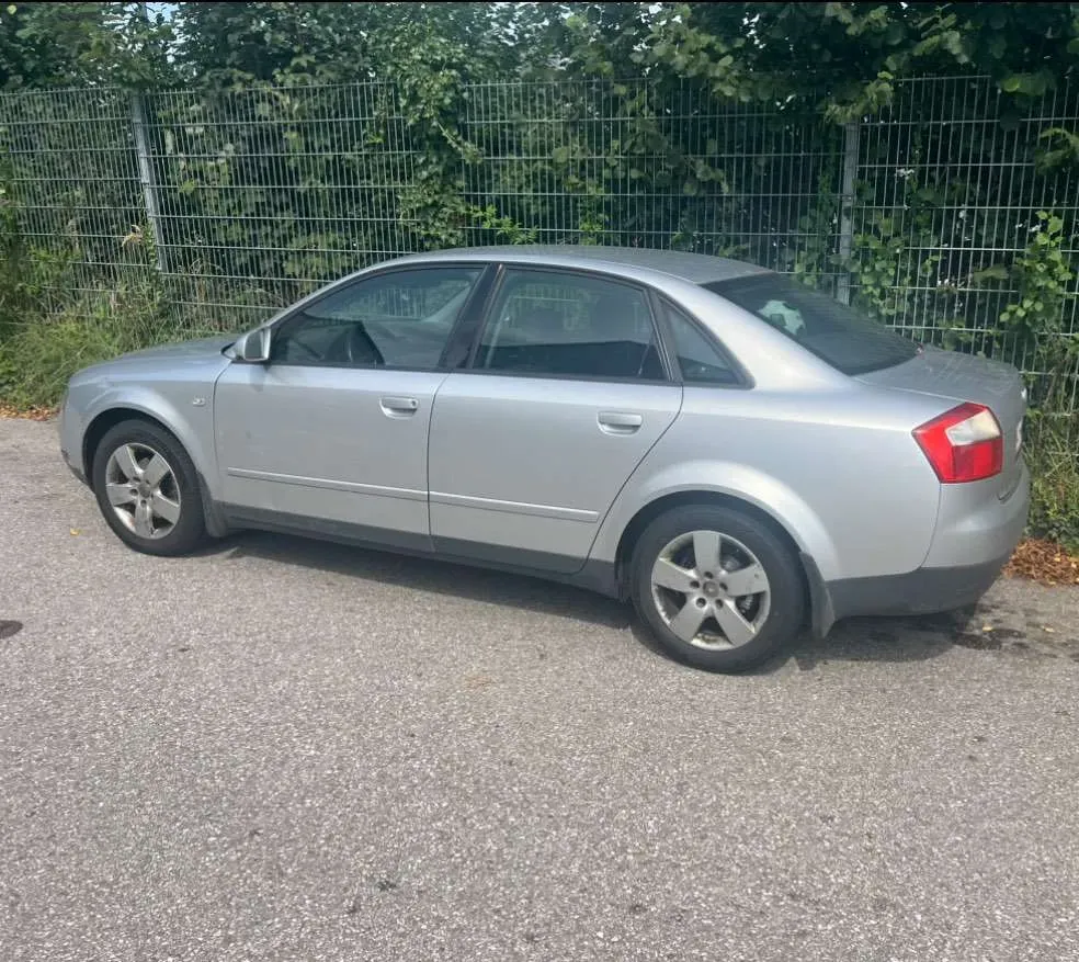 Audi A4 2001 photo 2