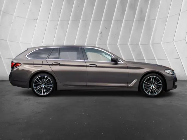 BMW 5 Series Touring 2022 photo 4