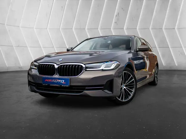 BMW 5 Series Touring 2022 photo 2
