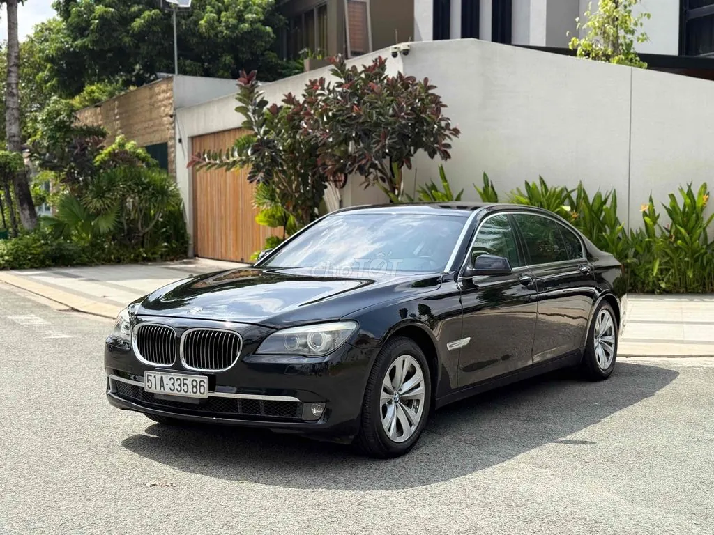 BMW 7 Series 2011 photo 2