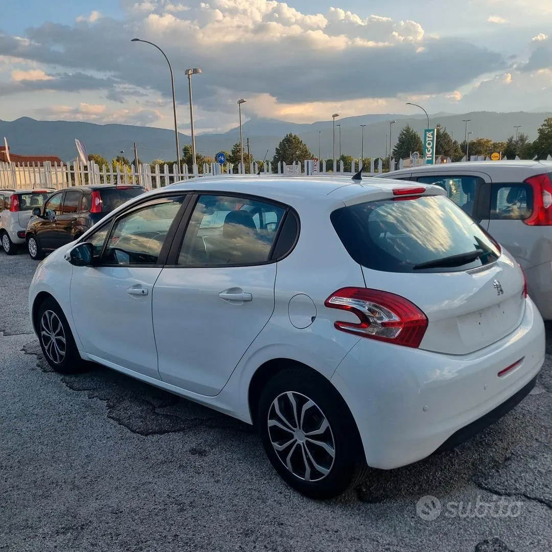 Peugeot 208 2014 photo 3