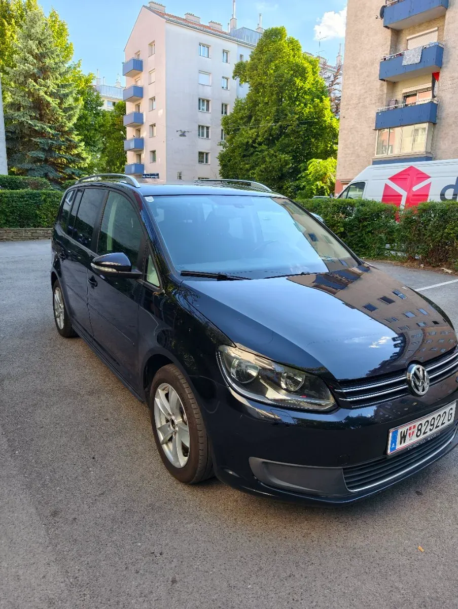 Volkswagen Touran 2011 photo 2