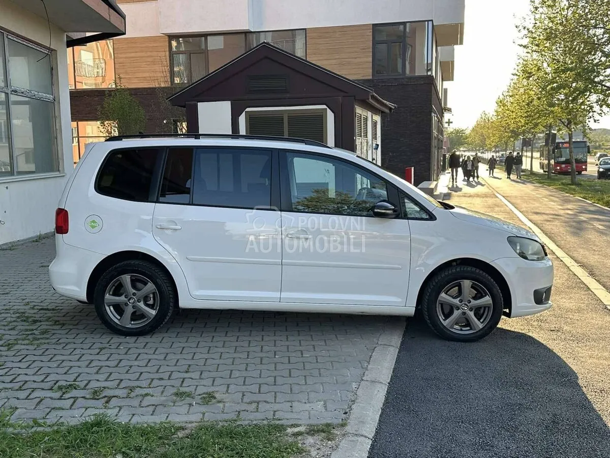 Volkswagen Touran 2010 photo 4