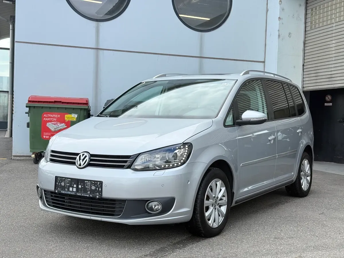 Volkswagen Touran 2012 photo 2