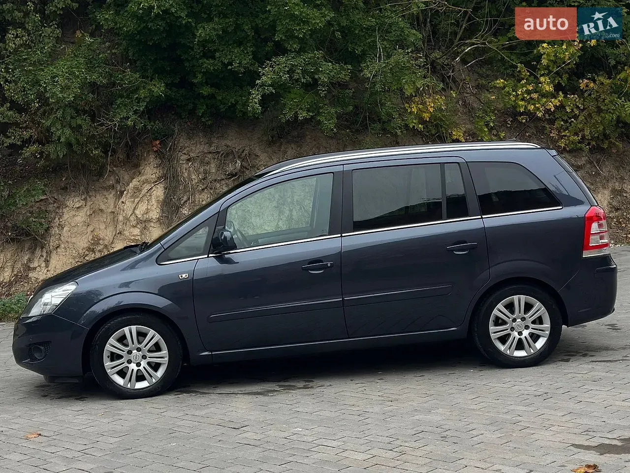 Opel Zafira 2010 photo 2