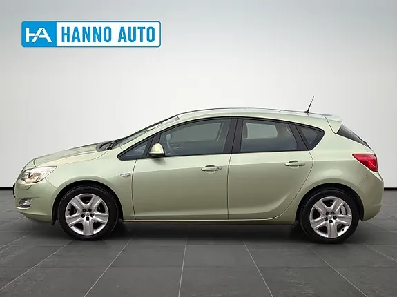 Opel Astra 2011 photo 2
