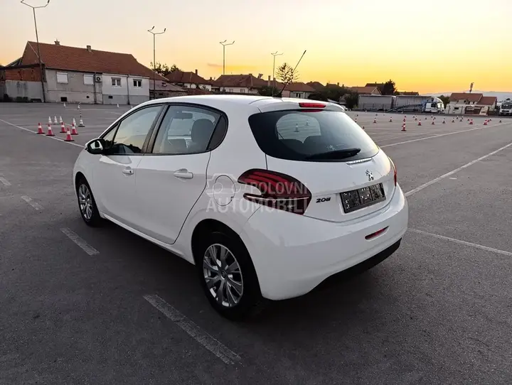 Peugeot 208 2019 photo 3