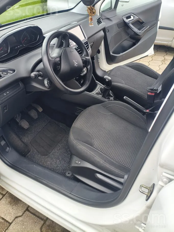 Peugeot 208 2013 photo 4