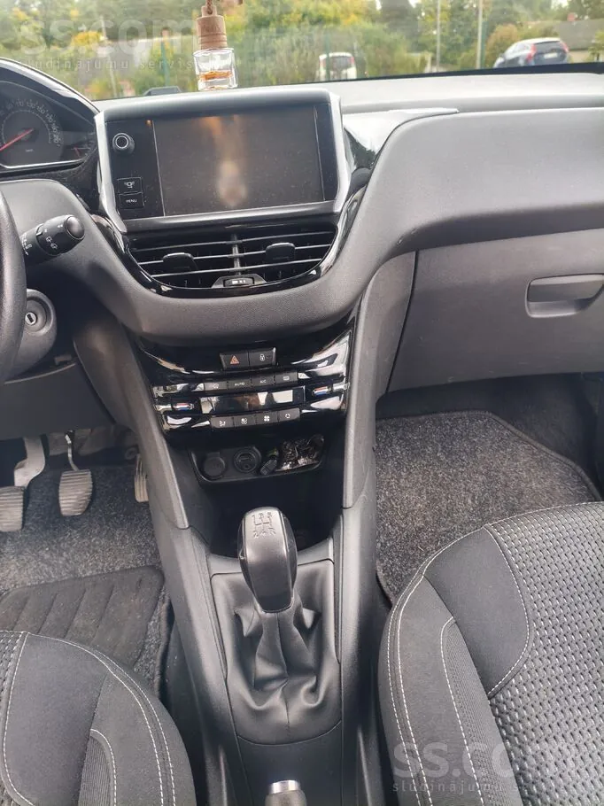 Peugeot 208 2013 photo 2